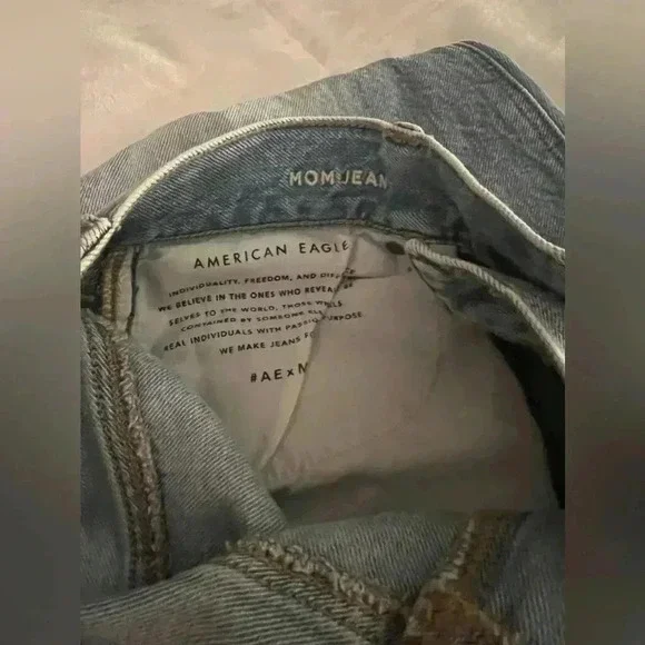 American Eagle Size 8R Ripped Light Wash Mom Jeans - Picture 3 of 5